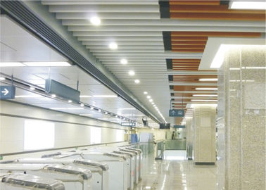 Het krullen van J Gevormd Plug-in die Lineair van het de Douanealuminium Opgeschort Metaal van Plafondtegels de Strookplafond drijven